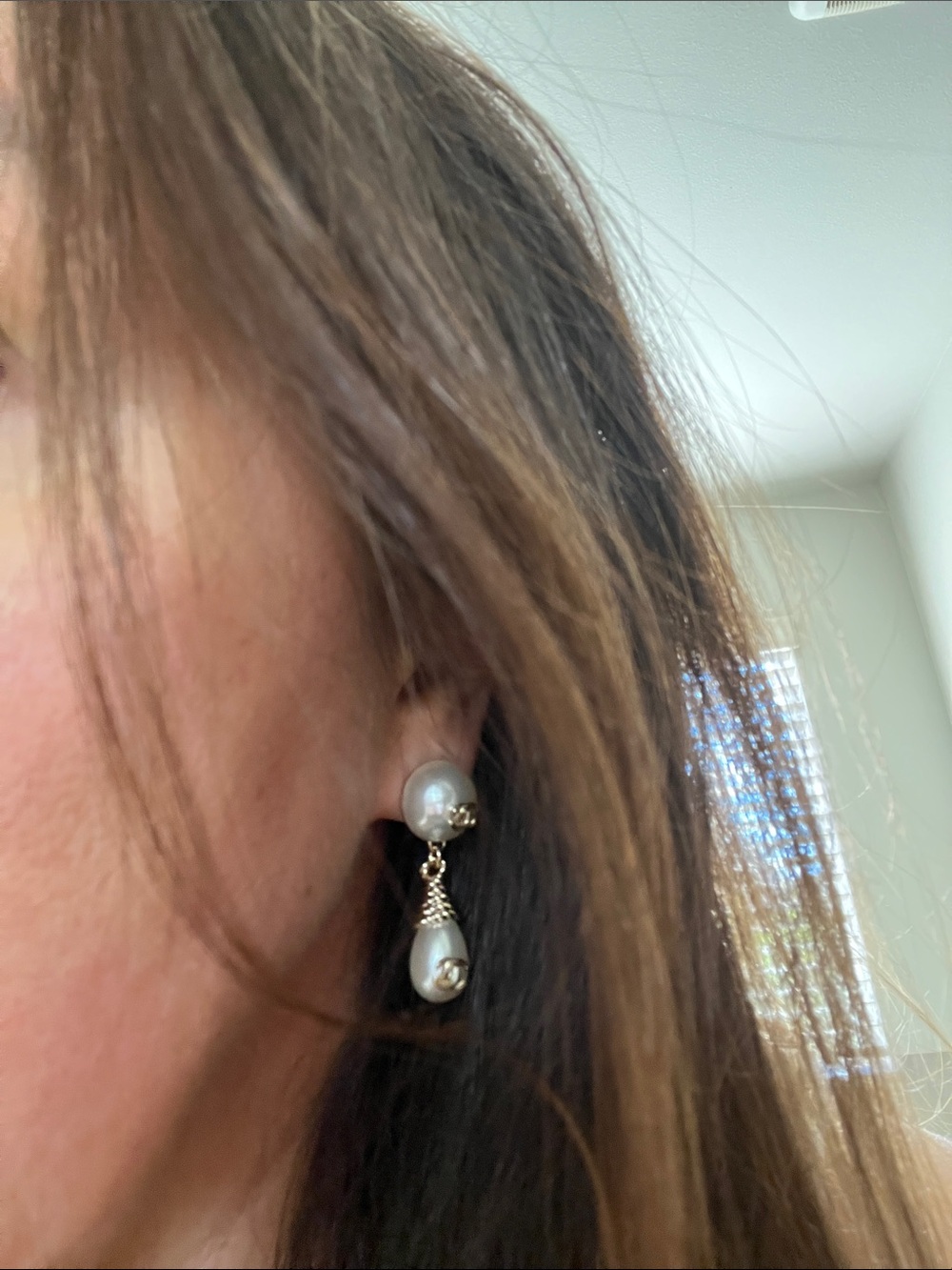 Authentic CHANEL Gold-Tone Pearl Drop CC Logo Earrings - Cream Pearlescent - Picture 9 of 10